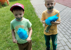 Dwóch chłopców z grupy Żabki jedzących niebieską watę cukrową
