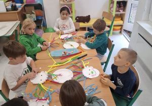 Dzieci z grupy 3 samodzielnie przygotowują prace