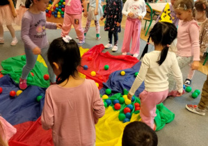 Dzieci z grupy 4 podczas zabawy piłkami