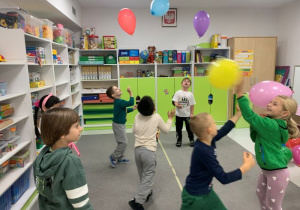 Dzieci z grupy 3 podczas zabawy balonami