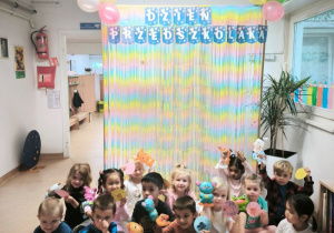 Wspólne zdjęcie dzieci z grupy 2 pod napisem dzień przedszkolaka