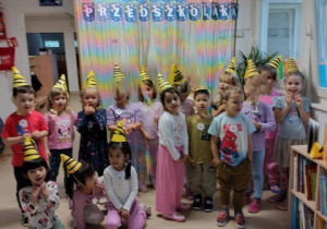Wspólne zdjęcie dzieci z grupy 4 pod napisem dzień przedszkolaka