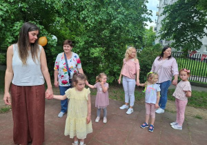 Rodzice w parach z dziećmi, przygotowania do tańca