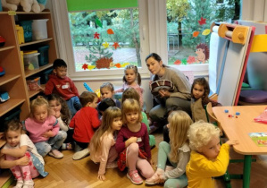 Dzieci z grupy 4 słuchające opowieści Pani