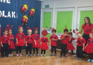 Cała grupa pierwsza z panią opiekunką podczas występu pasowanie na przedszkolaka