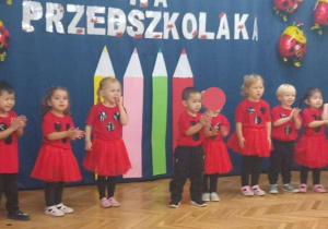 Kilkoro dzieci z grupy pierwszej na scenie