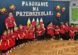 Cała grupa pierwsza z panią nauczycielką podczas występu pasowanie na przedszkolaka