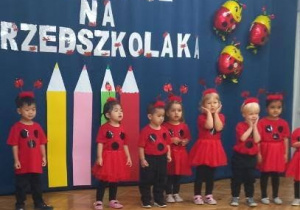 Chłopcy i dziewczynki podczas występu