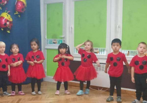 Siedmioro dzieci tańczących