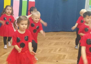 Pozostałe dzieci tańczące