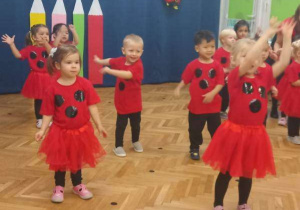 Dzieci tańczące, ręce wysoko w górze