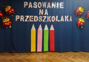 Scena z napisem Pasowanie na przedszkolaka